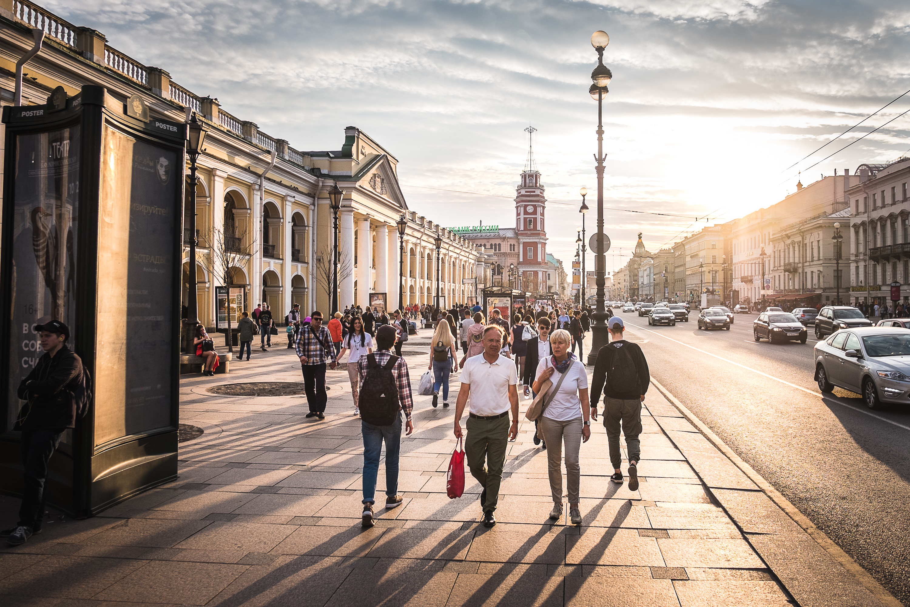 Иди в санкт петербург. Санкт-Петербург Невский проспект прогулка. Санкт Петербург Невский проспект люди. Невский проспект экскурсия. Туристы Невский проспект Санкт-Петербург.