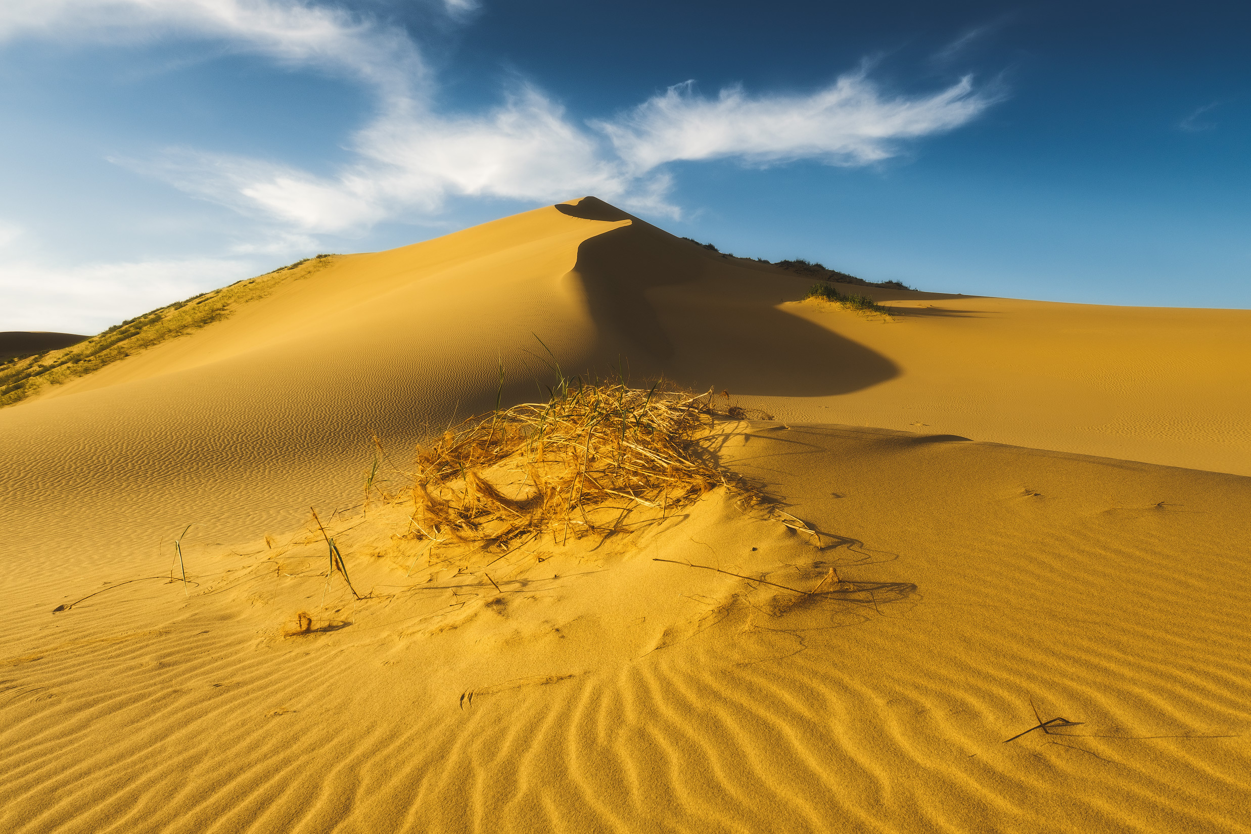 Бархан сары кум. Песчаный Бархан Сарыкум. Песчаная гора в Дагестане Сарыкум. Бархан Сарыкум в Дагестане. Песчаная гора Бархан Сарыкум.