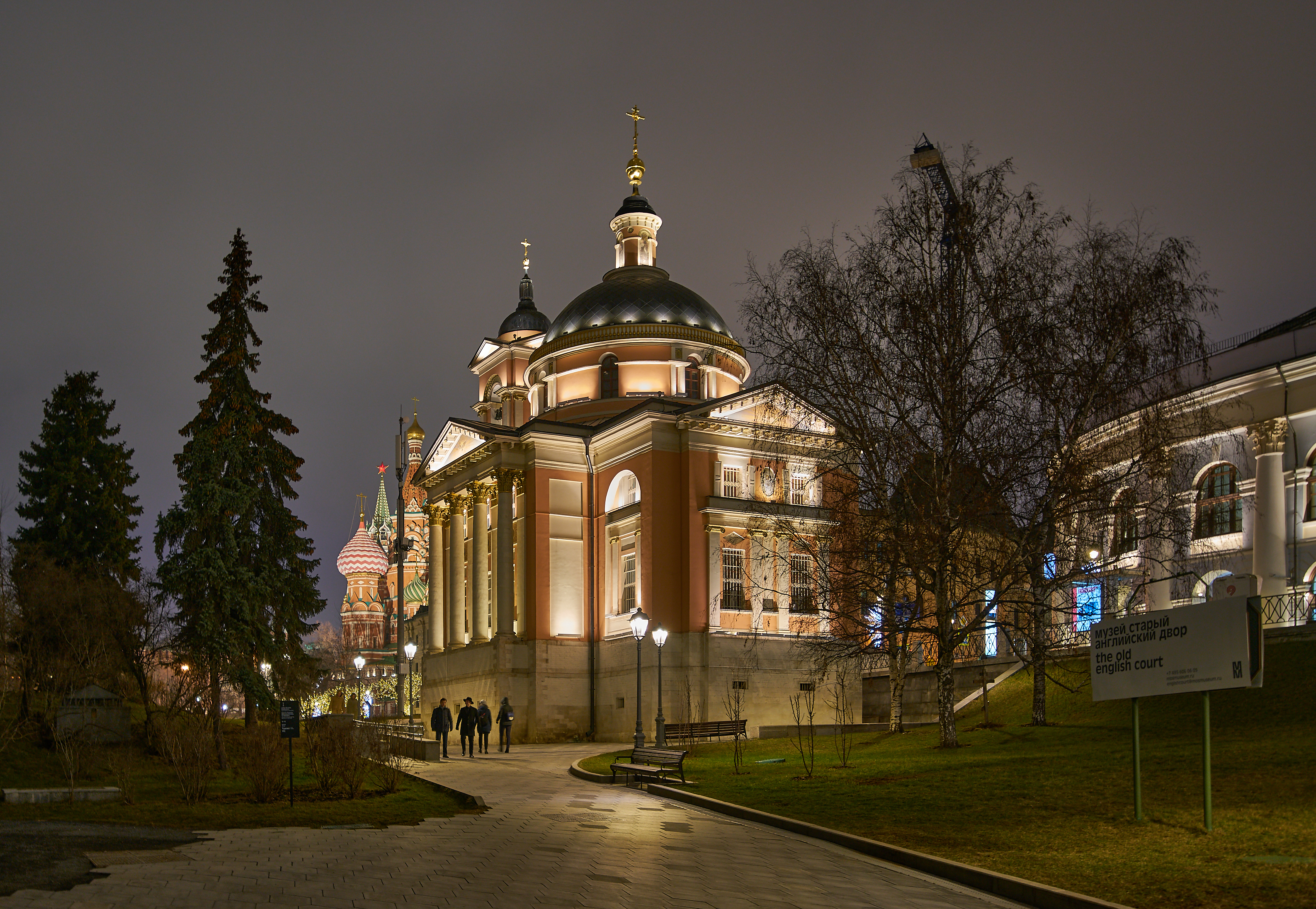 Церковь варвары москва. Церковь Варвары великомученицы. Храм Святой Варвары Москва. Церковь Святой Варвары Зарядье. Парк Зарядье храм Варвары великомученицы.