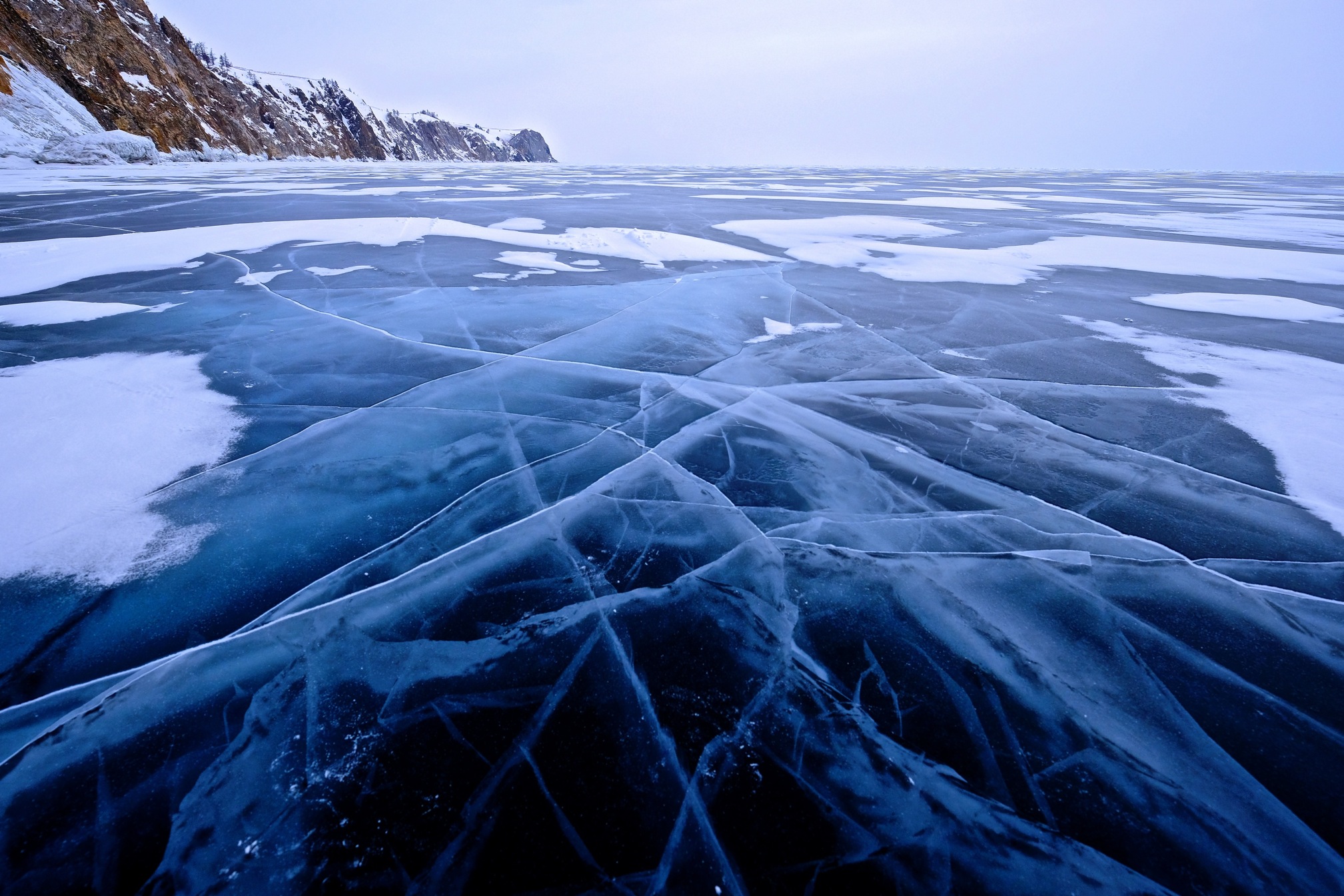 Озера озеро лед ледяной. Лед Байкала. Замерзшее озеро Байкал. Зимний Байкал Горячинск. Озеро Байкал подо льдом.