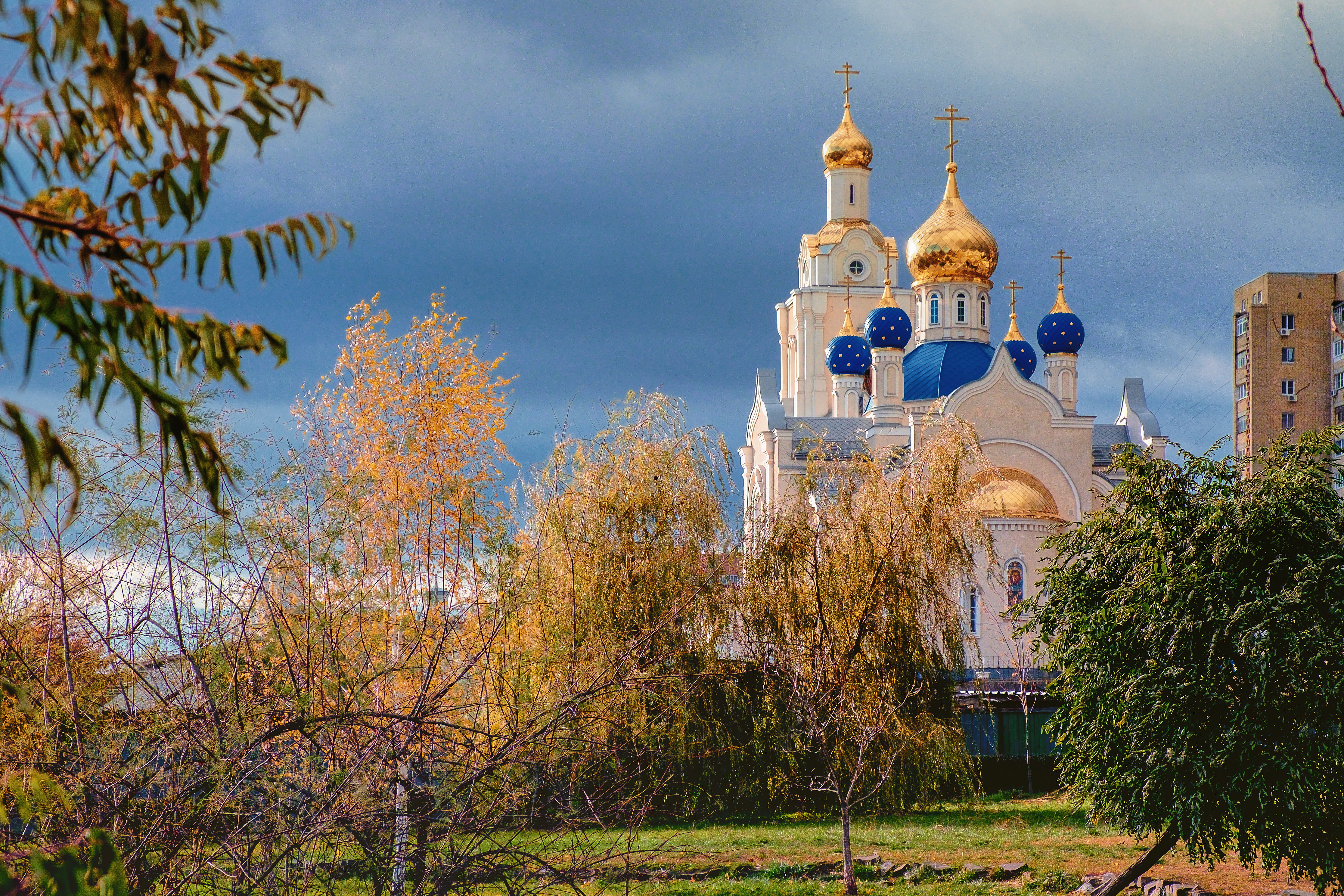 Церковь утром. Церковь Казанской иконы Божией матери Ростов-на-Дону. Ростов-на-Дону храм осенью. Храм Казанской Божьей матери осенью. Ростовский храм осень.