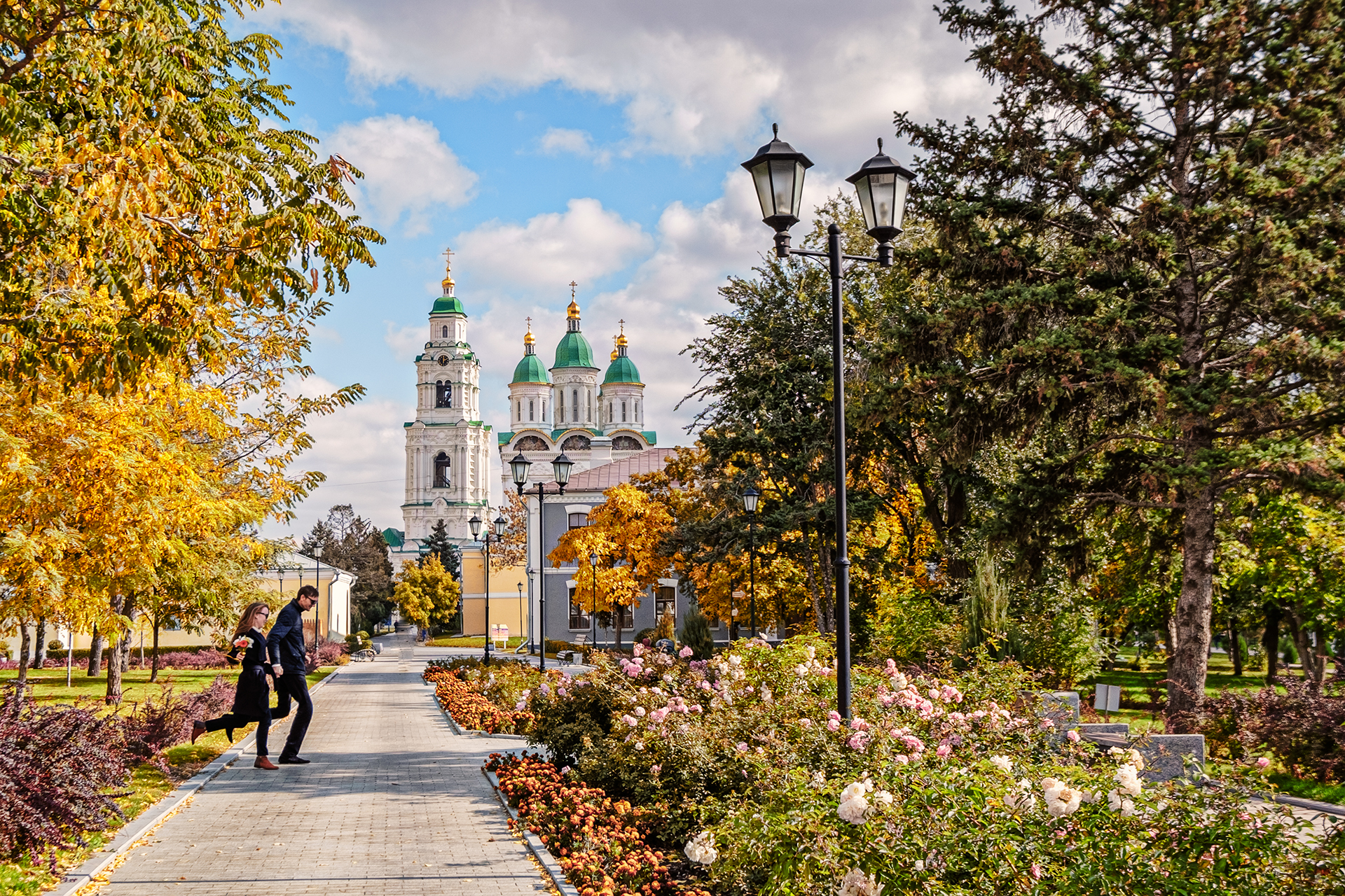 Фото астраханских. Астрахань Кремль осень. Астраханский Кремль осенью. Астраханский Кремль осеньюрах осенью. Волга Астрахань осень.