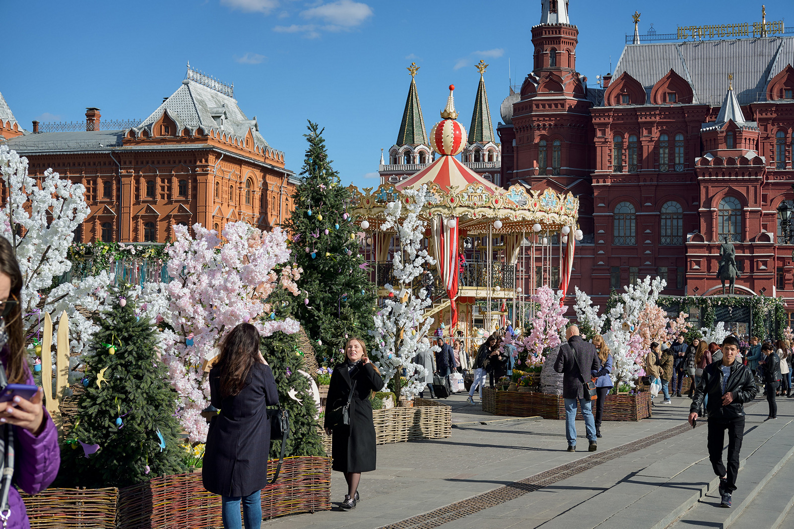 Московский стать. Красная площадь на Пасху в Москве. Пасха в Москве фото. Пасха празднование раньше на площади. Красная площадь. Украшения к Пасхе.