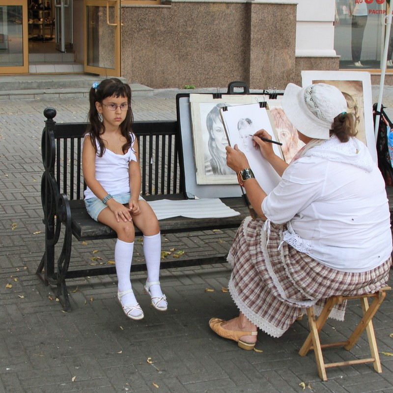 Я позирую бабушке когда у нее нет клиентов.