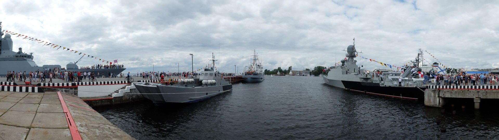 Режим Панорама.
Военно-Морской салон Санкт-Петербург,начало июля 2013 г