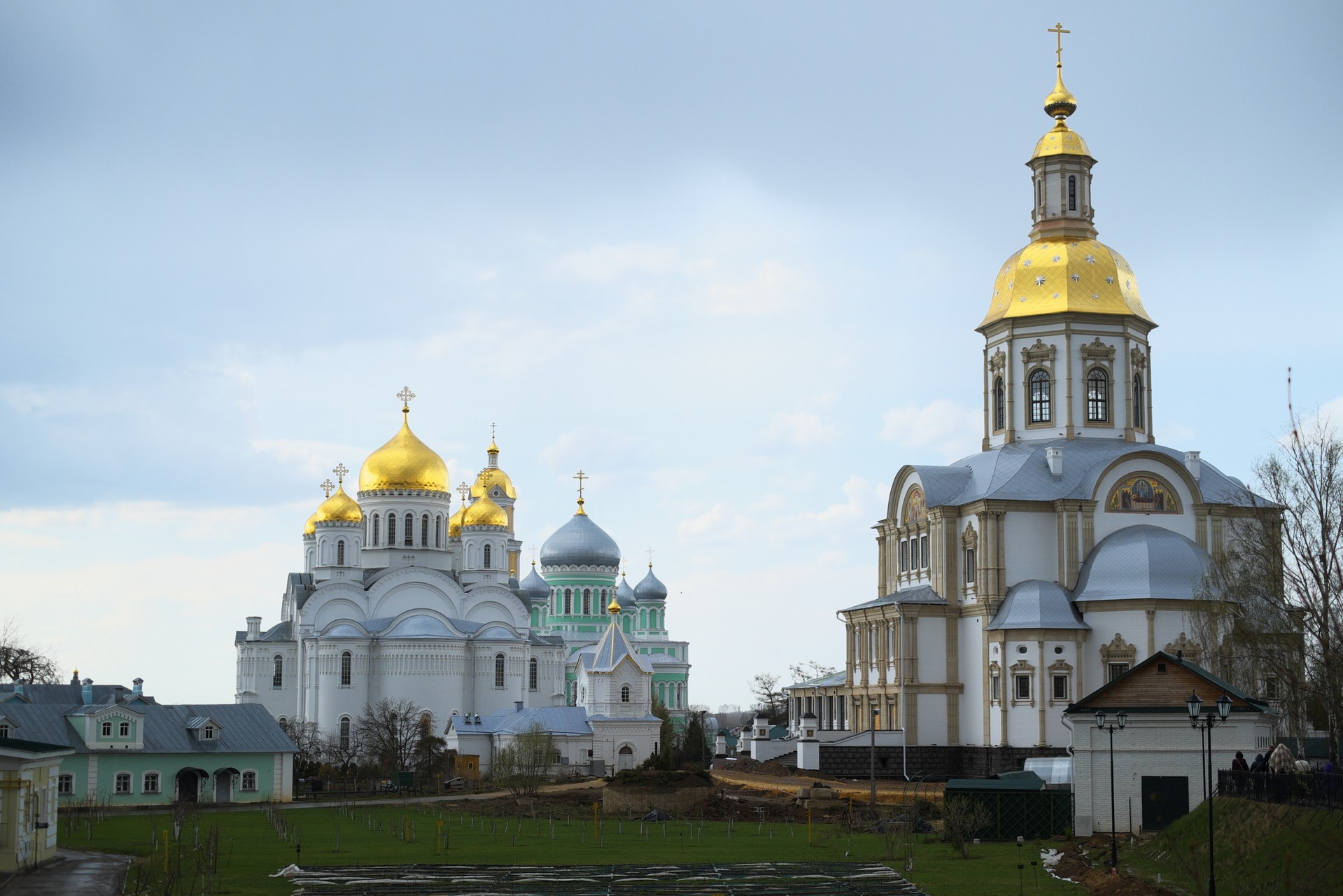 Дивеевский монастырь. Мощи Серафима Саровского в дальнем храме.