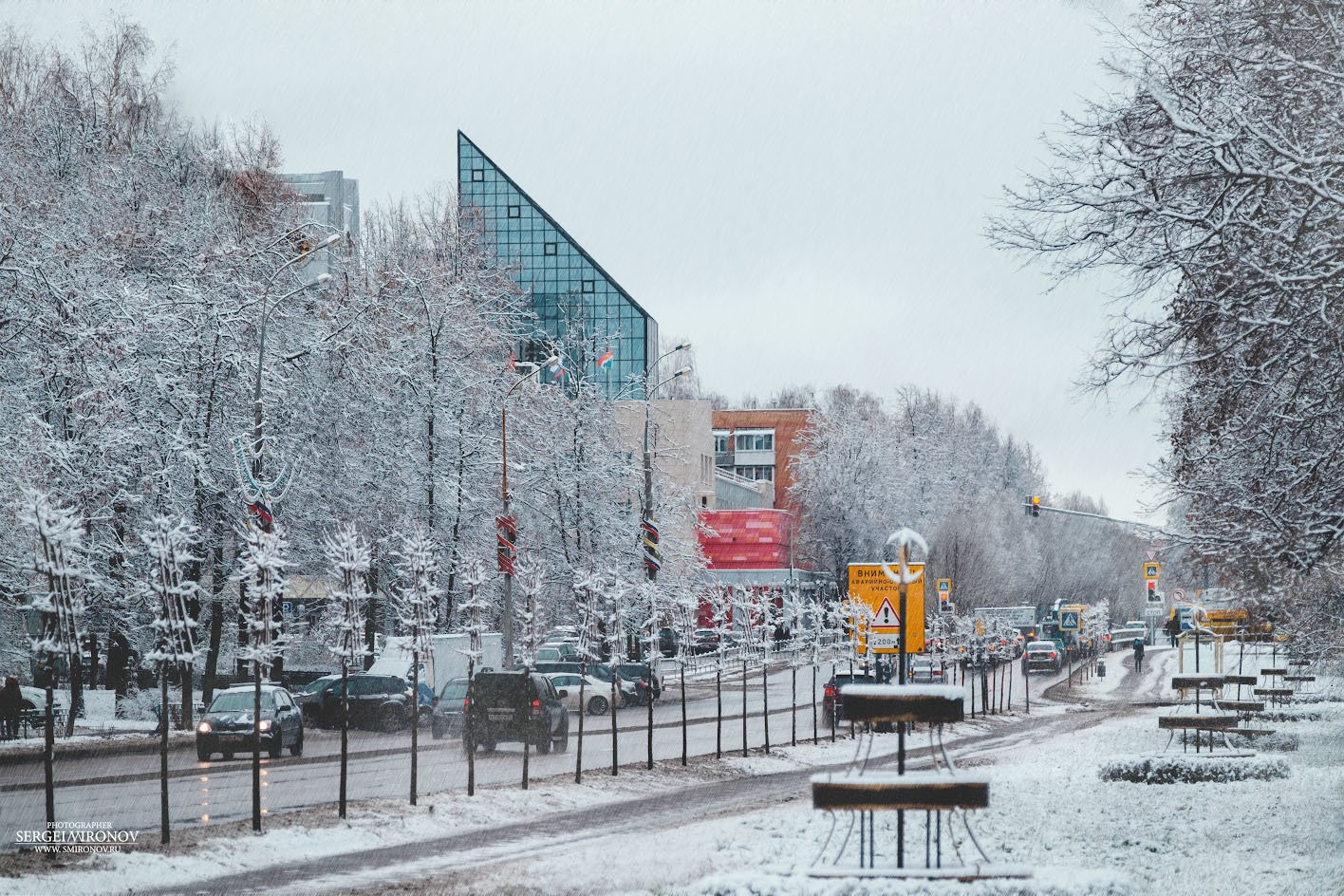 снег в городе