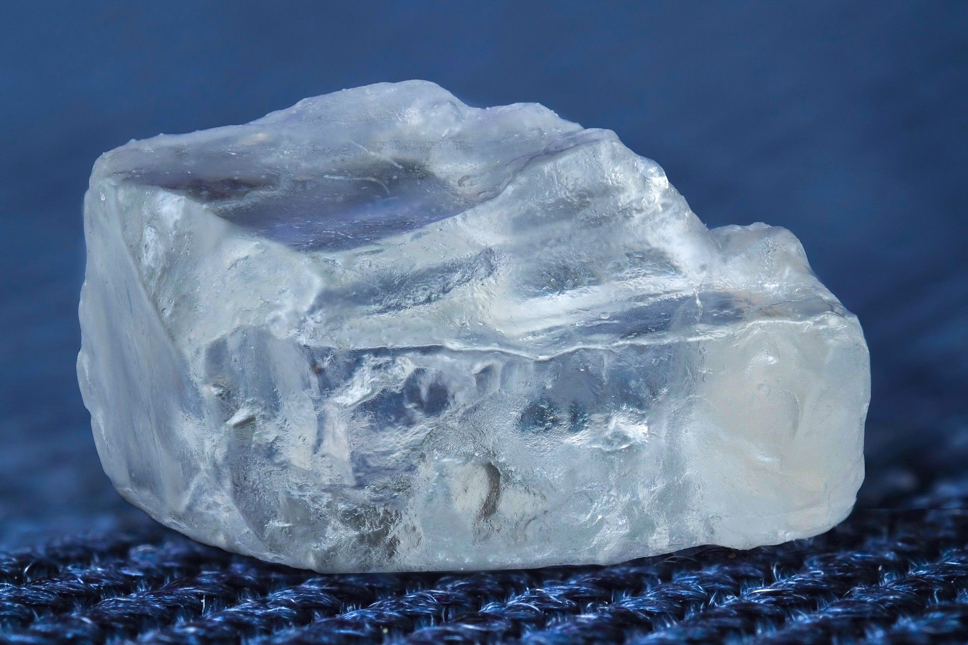 Кристаллически чистый. Хлорид натрия галит. Монокристалл каменной соли. Галит поваренная соль. Хлорид натрия Кристаллы.