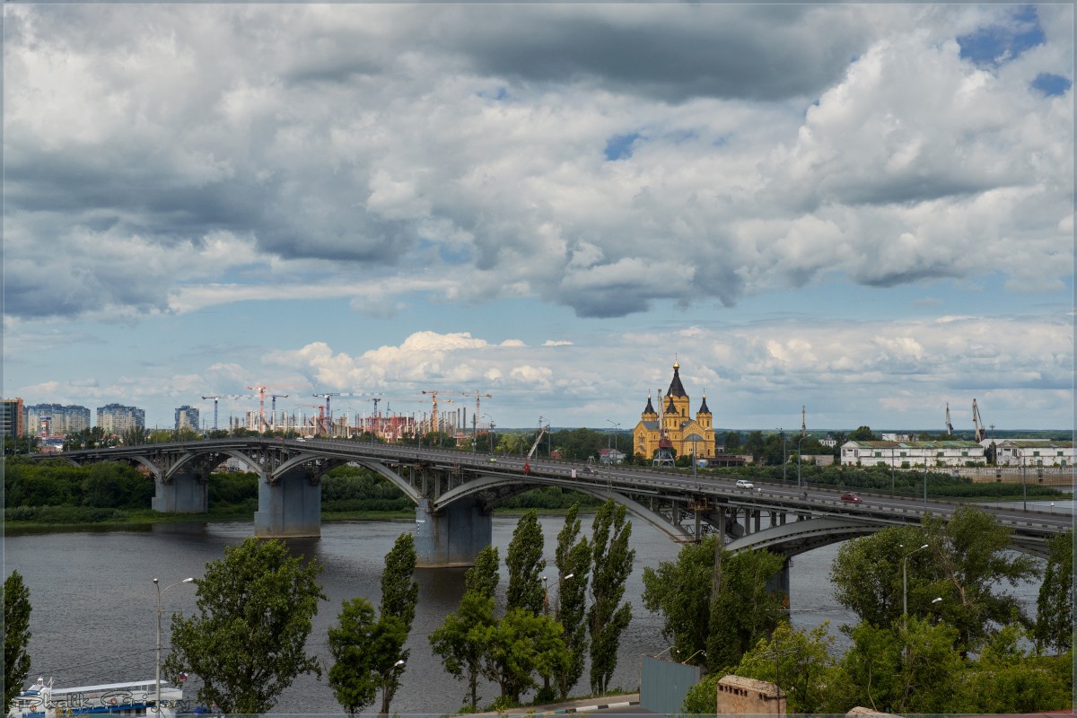 За мостом