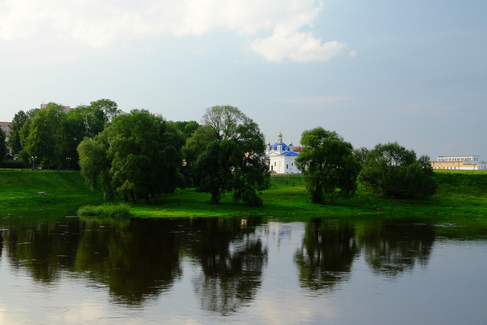 Вид на Церковь Рождества Пресвятой Богородицы с левого берега Днепра, г. Орша