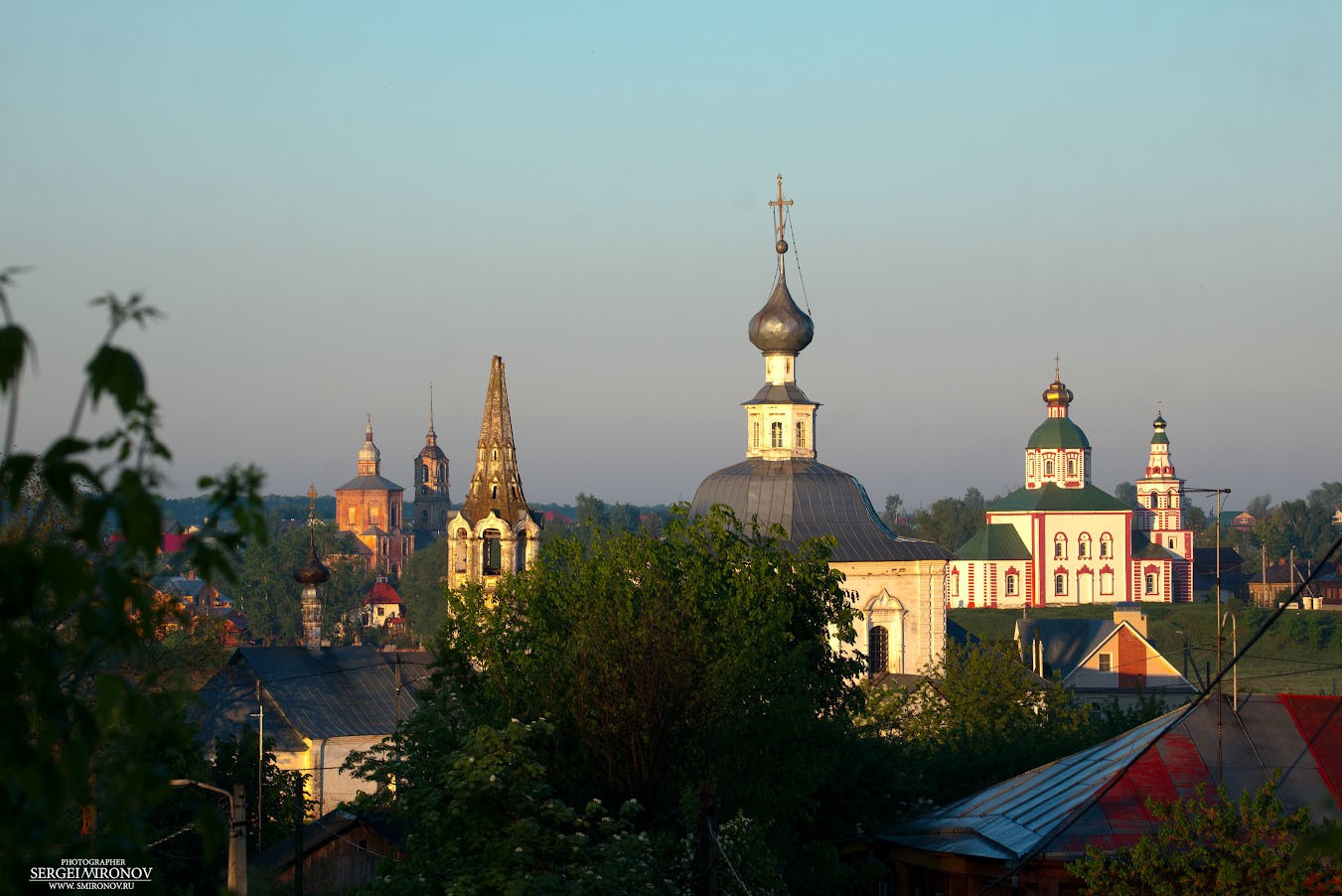 Храм Суздаль черные купола