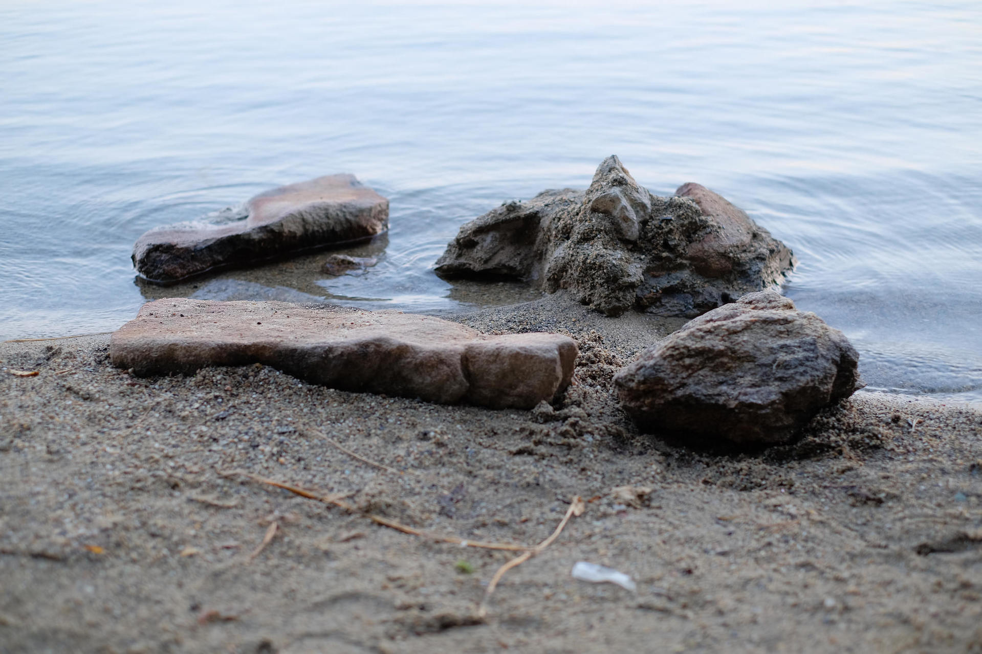 Камни в холодной воде