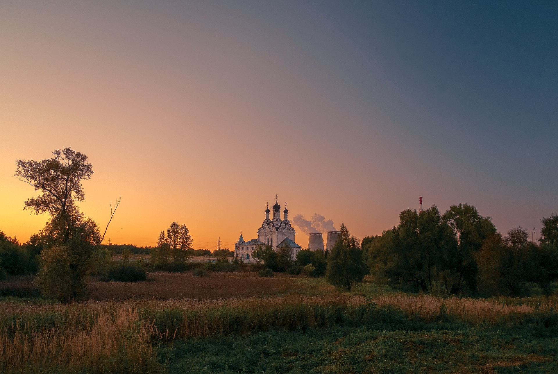 Храм в Тайнинском, вечер.