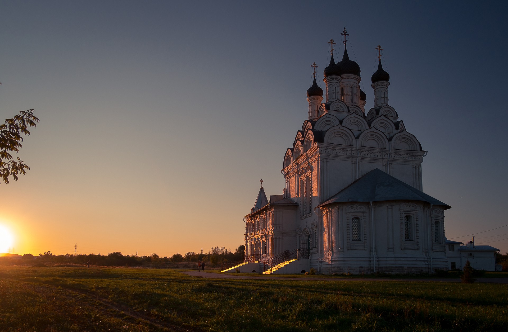 Увидим фотографии. Тайнинское село под Москвой. Поле перед Тайнинской Церковью. Тайнинское старт продаж. Поле перед Тайнинской Церковью фото.