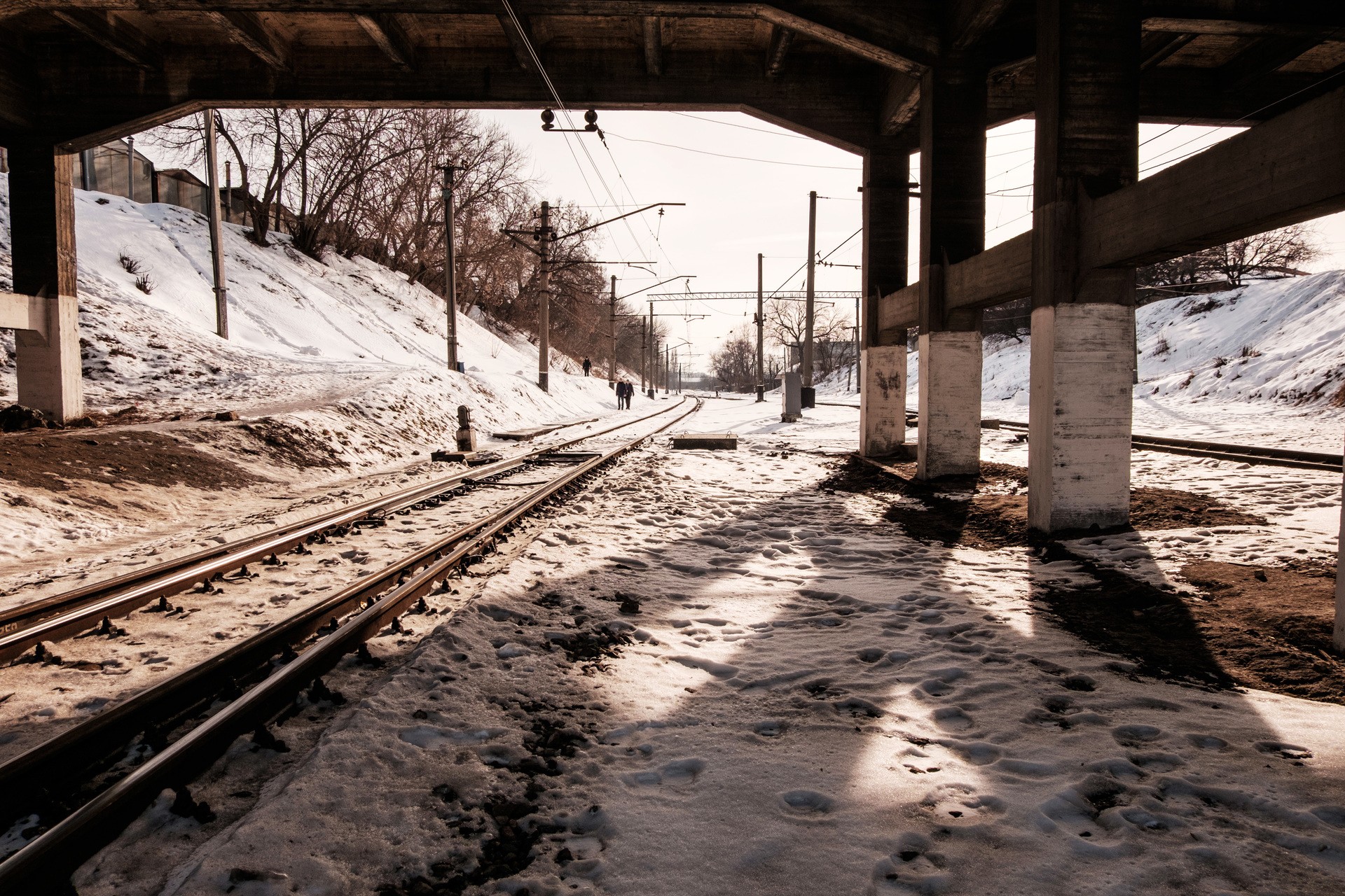 Под мостом