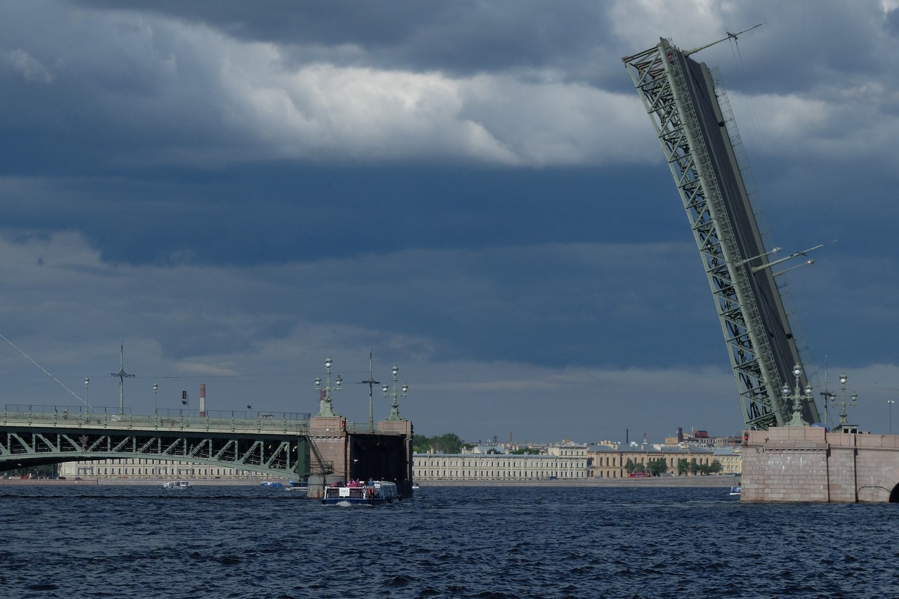 Мосты и днём  разводят..)