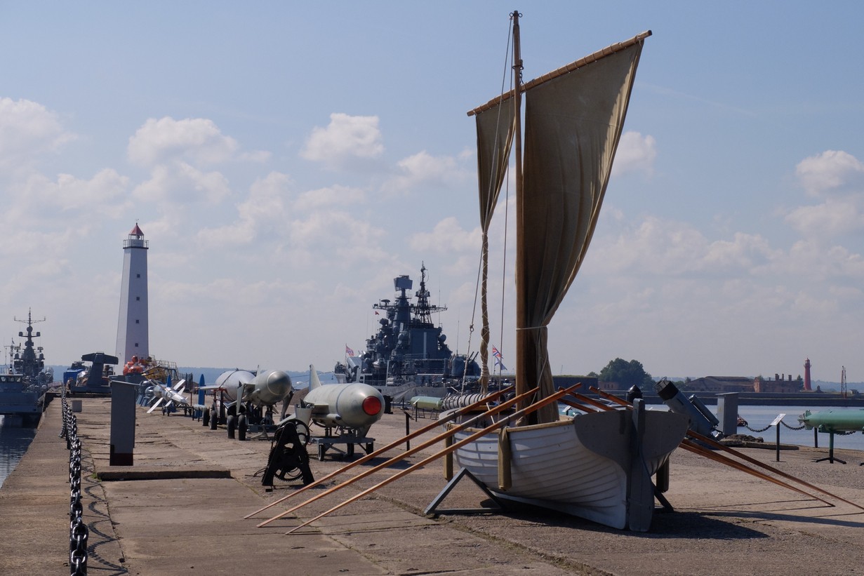 Начало нового музея ВМФ эсминец "Беспокойный" на вечной стоянке