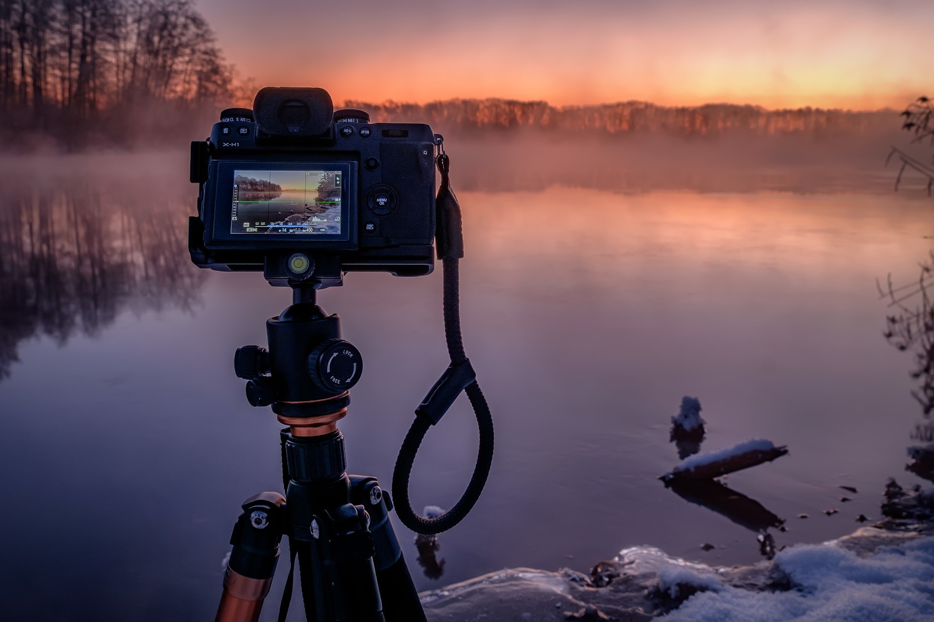 Фотография всегда. Фотоаппарат пейзаж. Фотоаппарат на озере. Съемка пейзажа фотоаппарат. Пейзаж на профессиональный фотоаппарат.