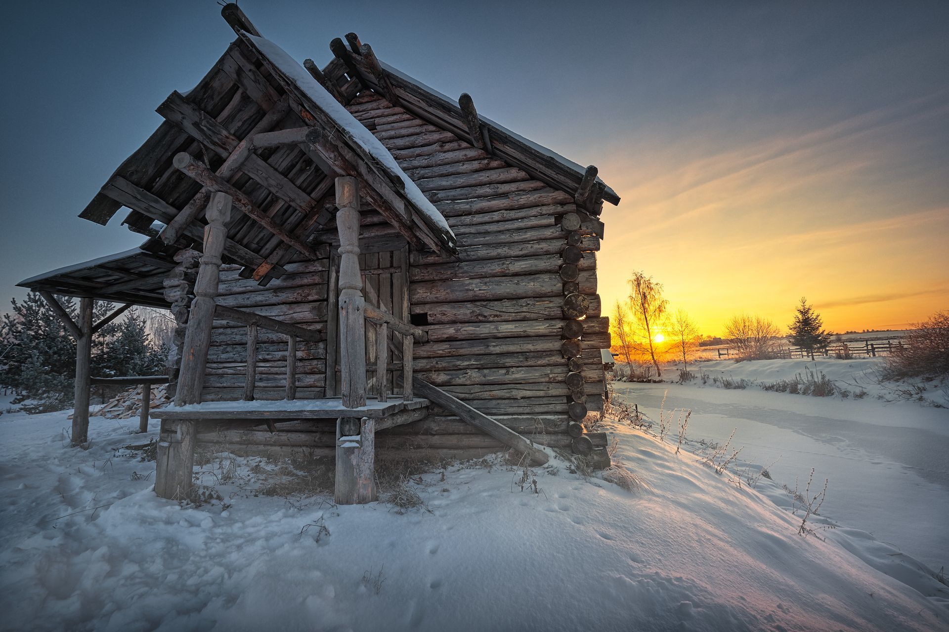 Старый дом на закате