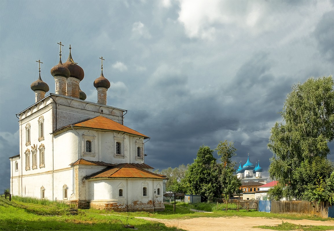 Сгущались тучи..