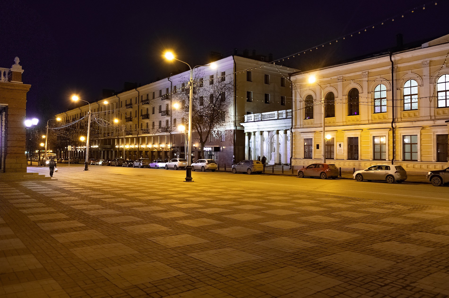 ...Здесь пел Шаляпин, в здании, которое чуть справа...