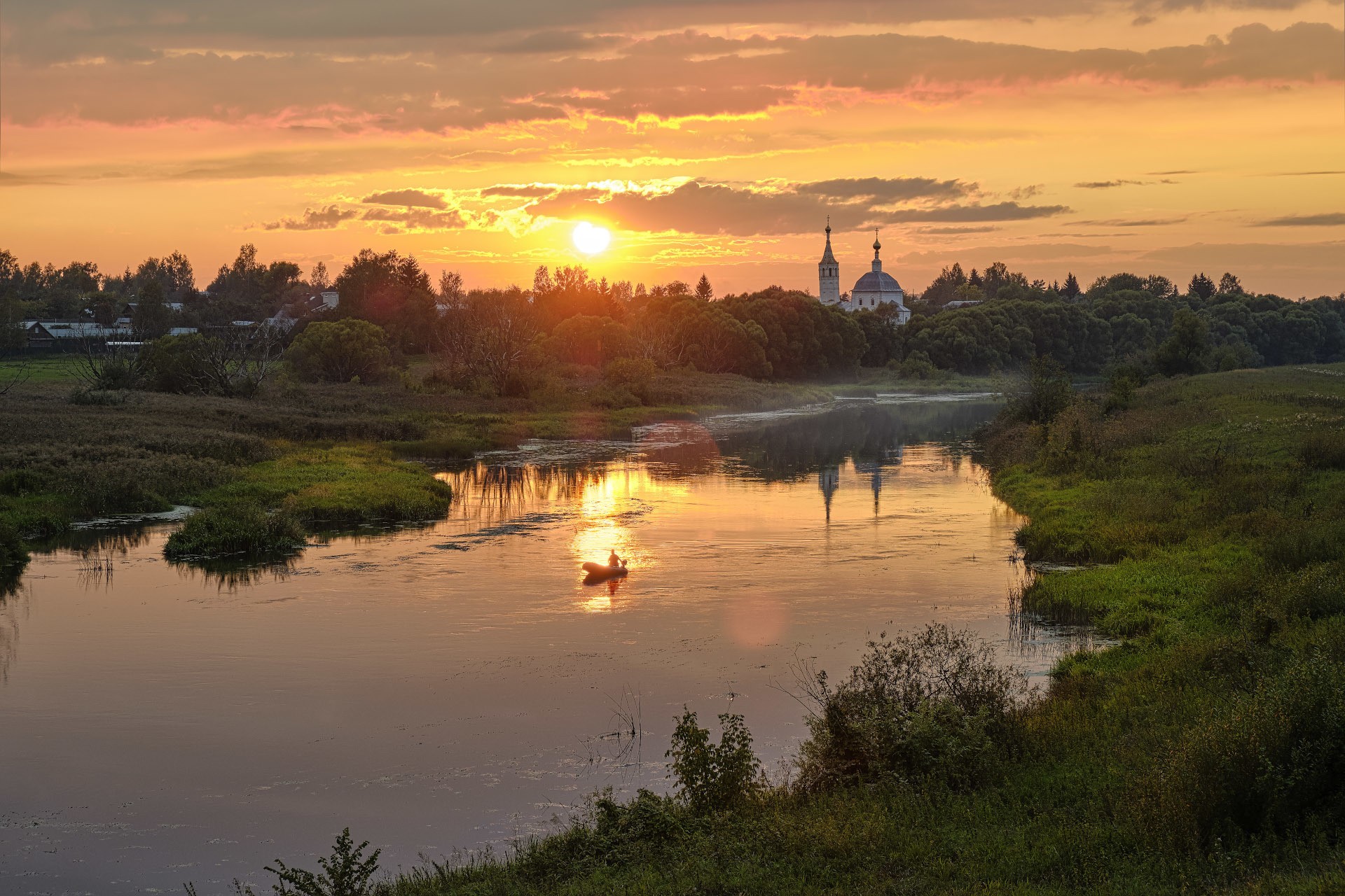 Красочный закат на Нерли