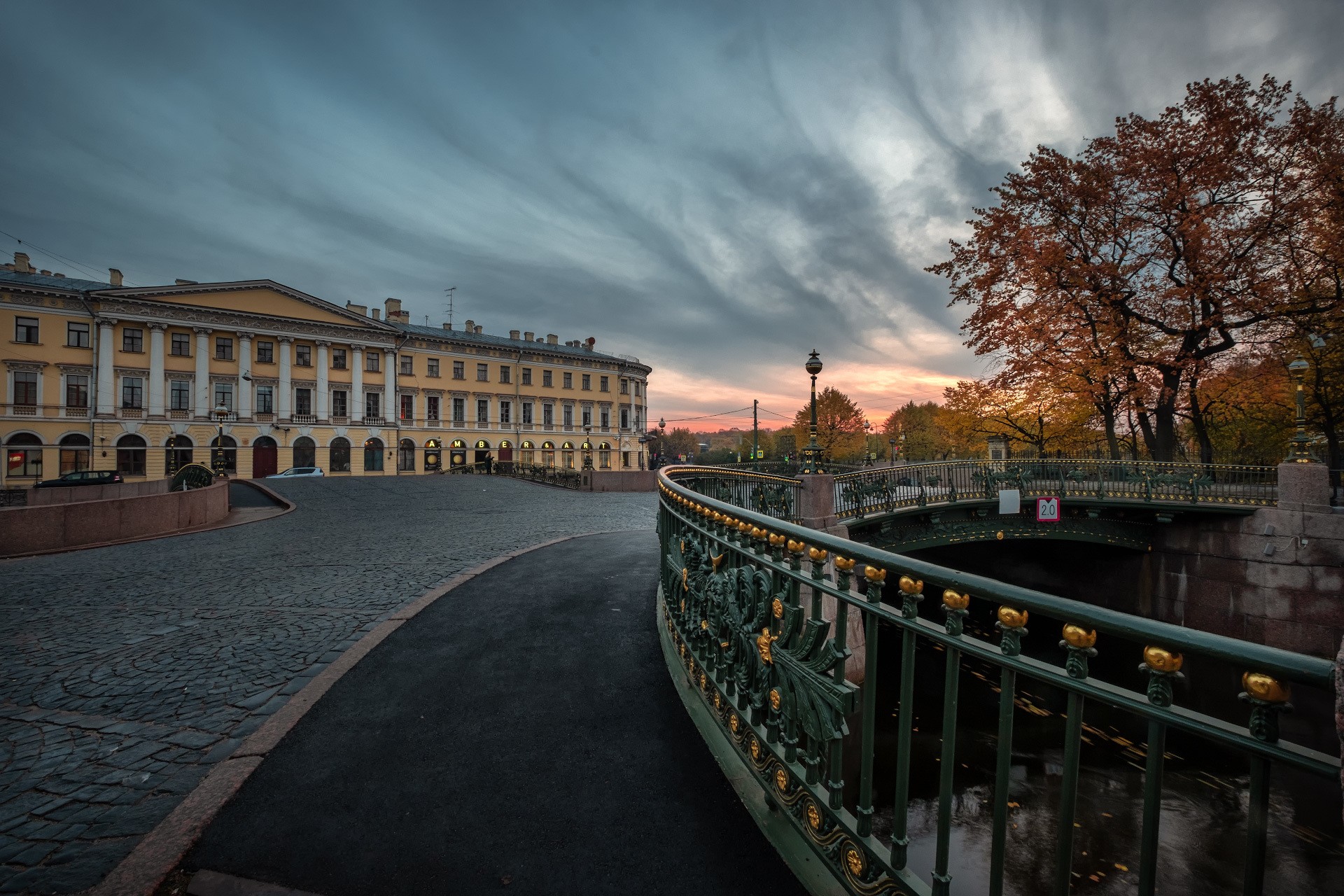 Арт фото санкт петербург. Мосты Санкт-Петербурга осень. Река мойка Питер утро. Санкт-Петербург река Нева мост осень. Утро в Питере.