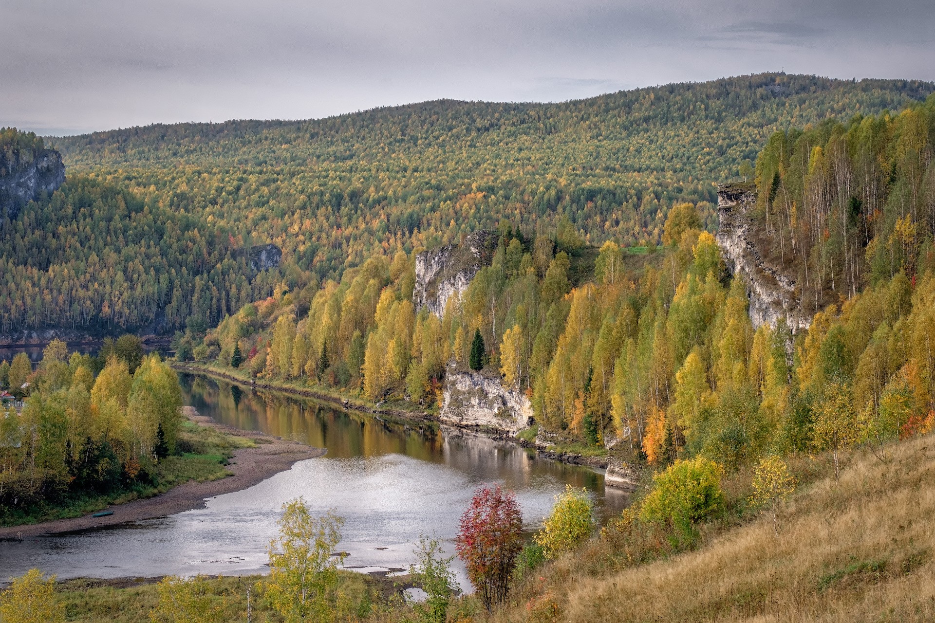 Реки западных склонов урала. Река Косьва Губаха. Река Косьва Пермский край. Гора Ладейная Губаха. Река в Губахе Пермский край.