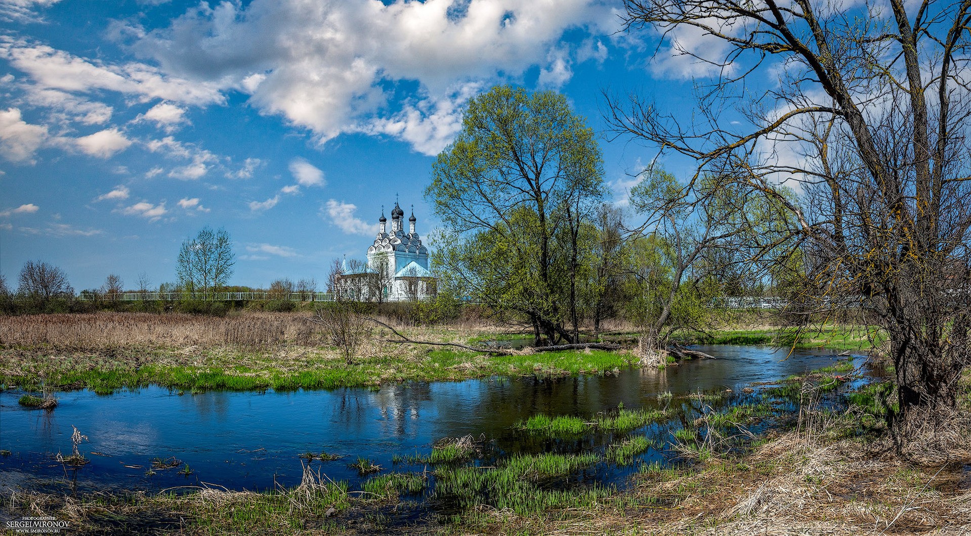 река Яуза. храм Благовещения Пресвятой Богородицы в селе Тайнинском