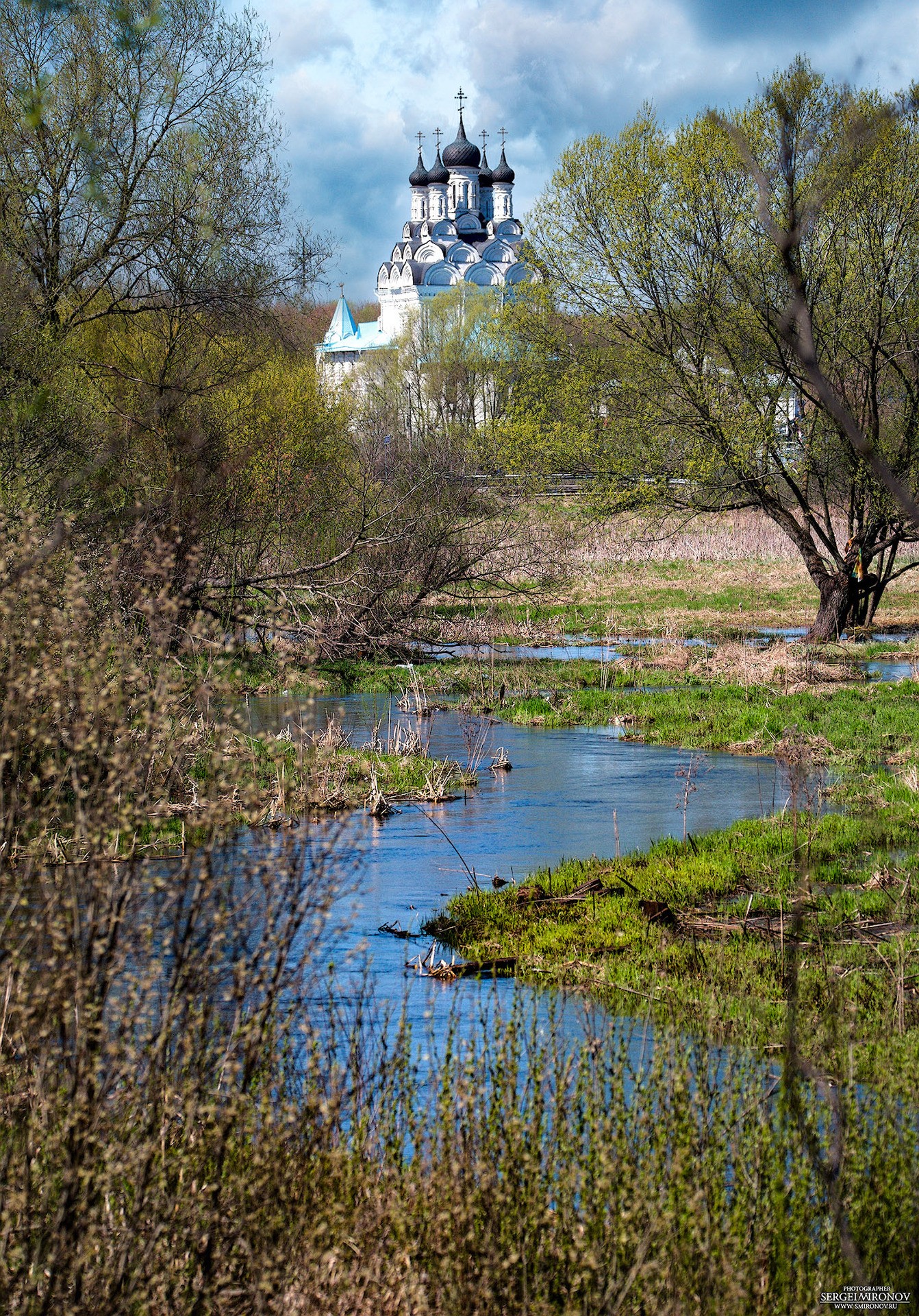 храм Благовещения Пресвятой Богородицы на реке Яуза в селе Тайнинское