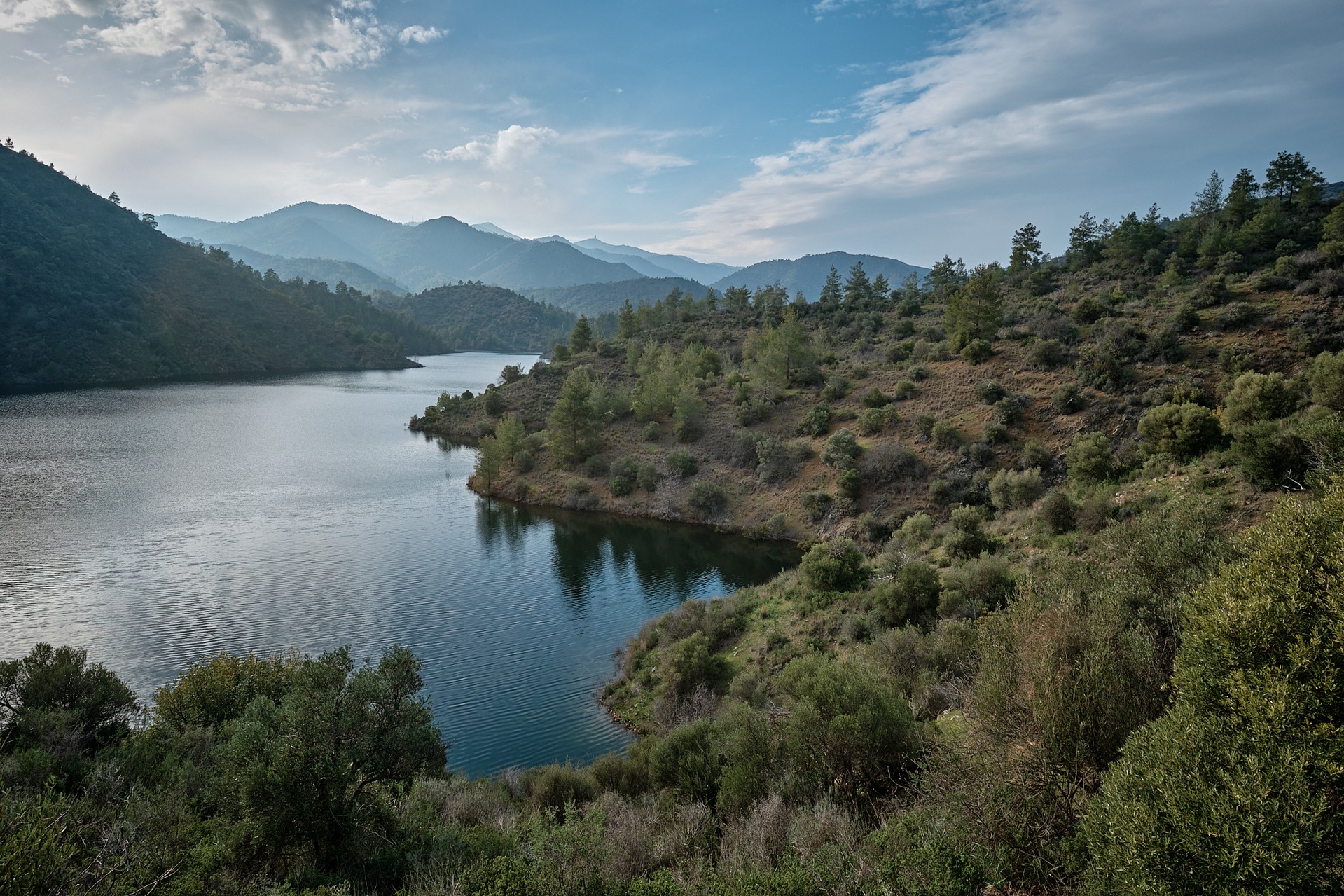 Дамба полна воды