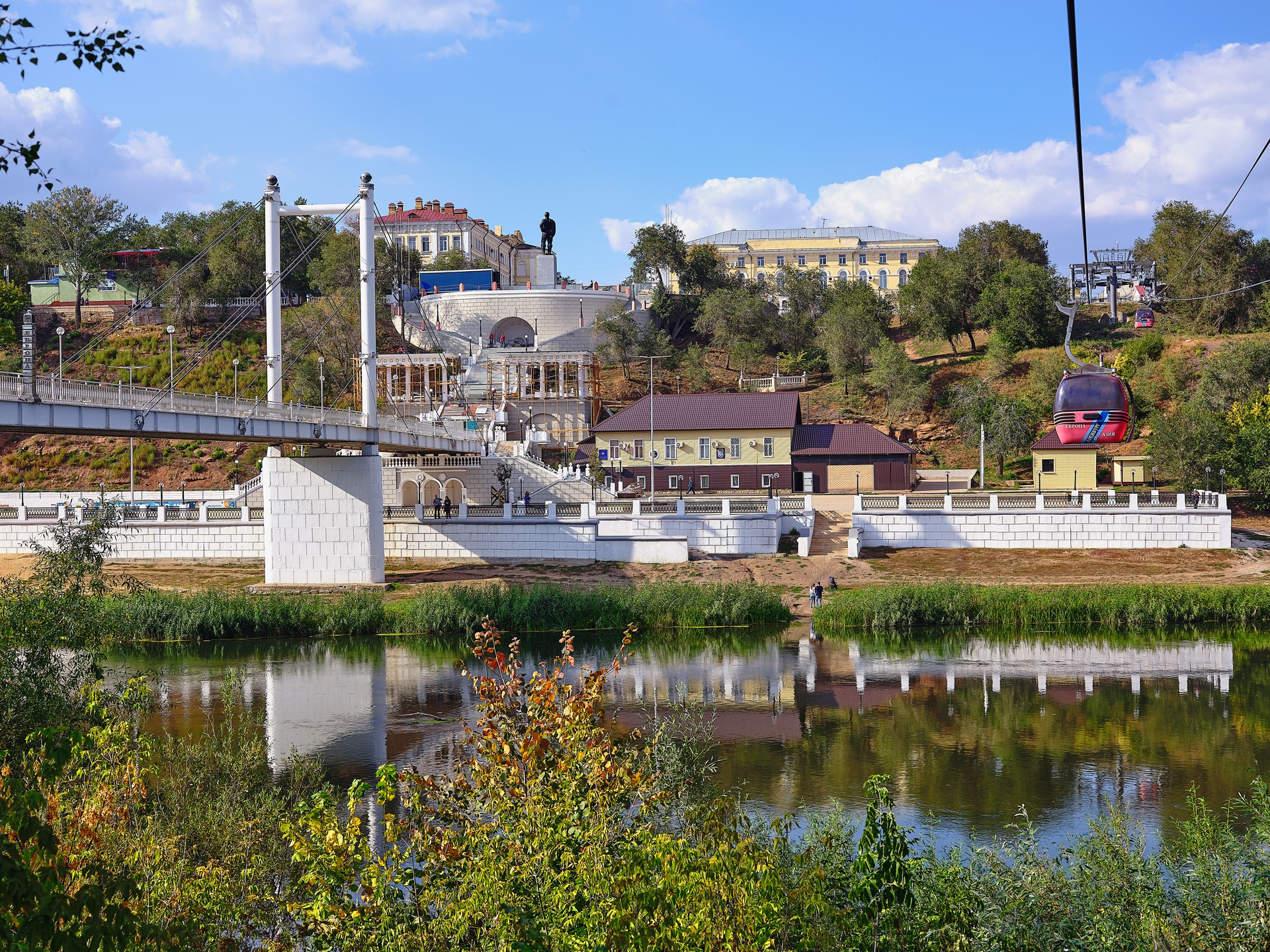 За рекой Европа.