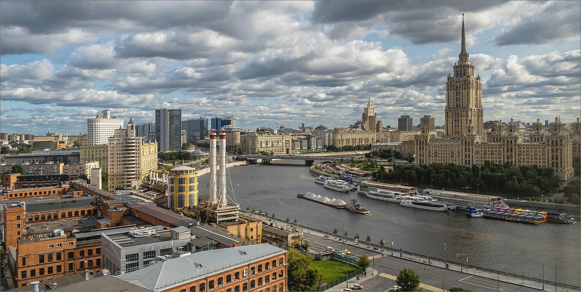 Воскресный день на Москве-реке.