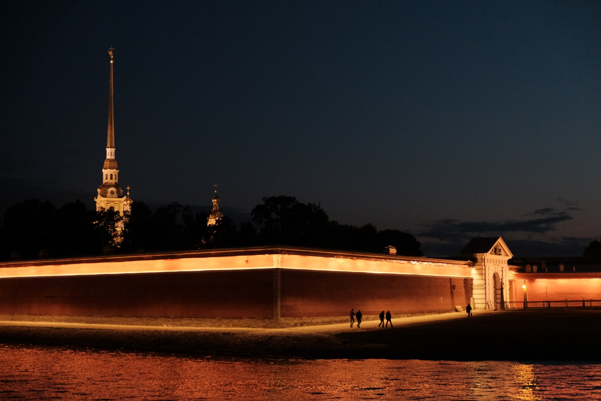 Петропавловская крепость в сумерках