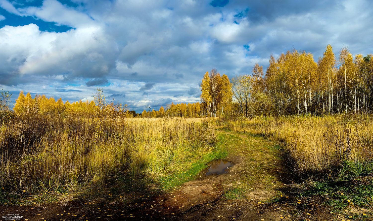 Под ногами шуршит сухая трава. Деревня фото 18-55mm.