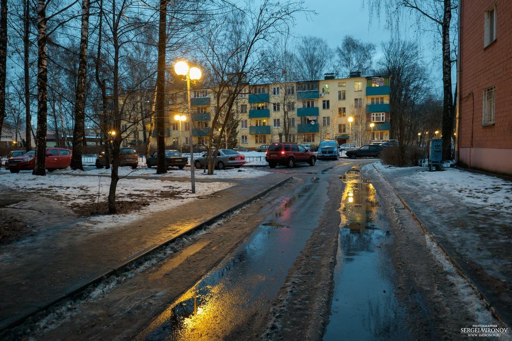 вечереет. дворик моего города