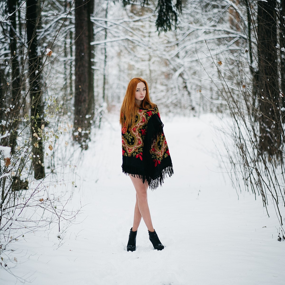 Девушка в платье в зимнем лесу