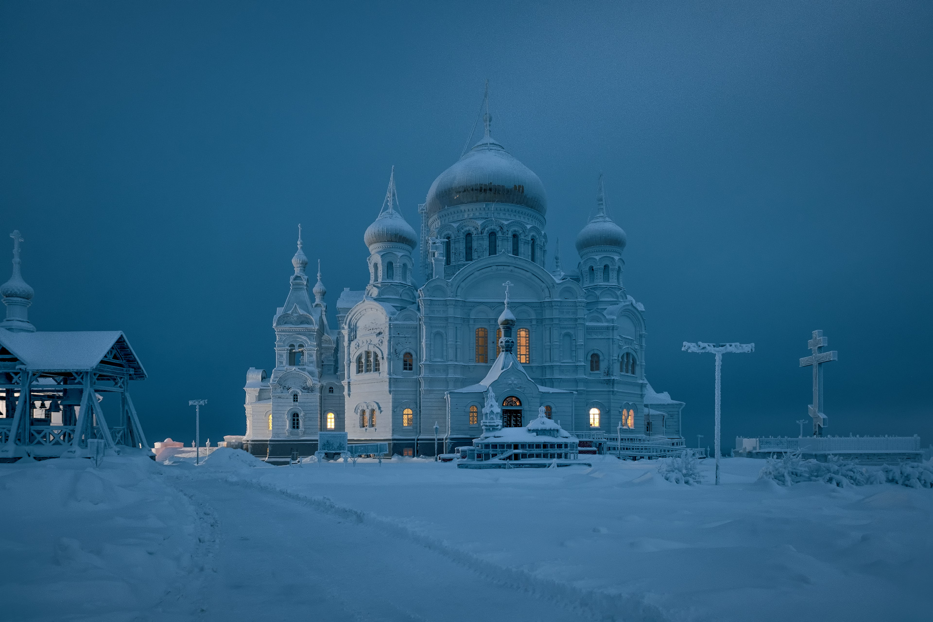 Белый монастырь. Белая гора Пермский край. Белогорский монастырь зимой утром. Монастырь зима утро. Белые монастыри в России.