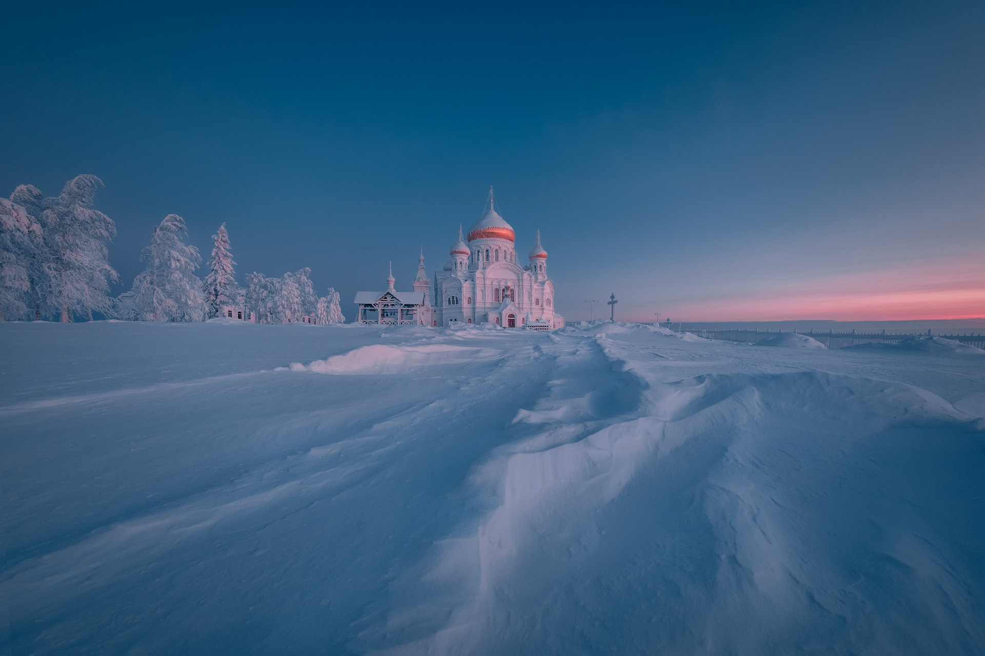 Церковь в зимних горах